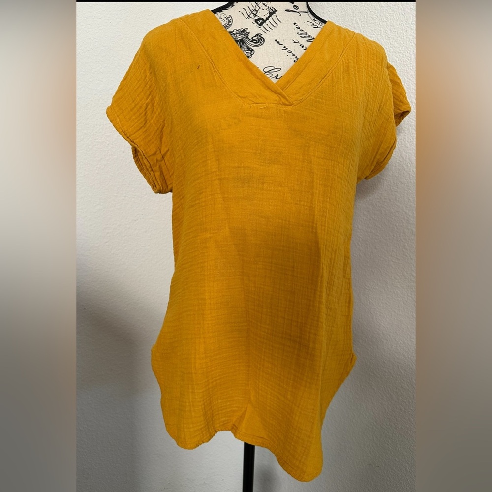 Calligraphie Mustard V-Neck Short Sleeve Top